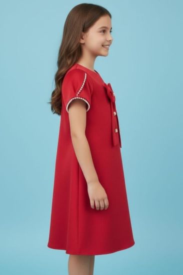 صورة فستان أحمر بفينك ولؤلؤ على الصدر